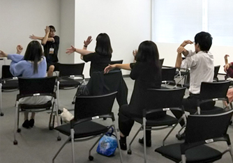 写真:健康増進に向けた社内研修を実施(体成分測定会でのストレッチ講座)