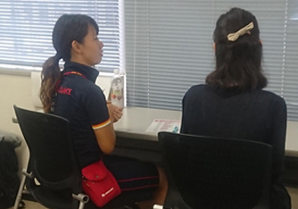 写真:健康増進に向けた社内研修を実施(体成分測定会での結果フィードバックの様子)