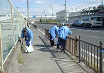 写真:地域清掃活動の様子